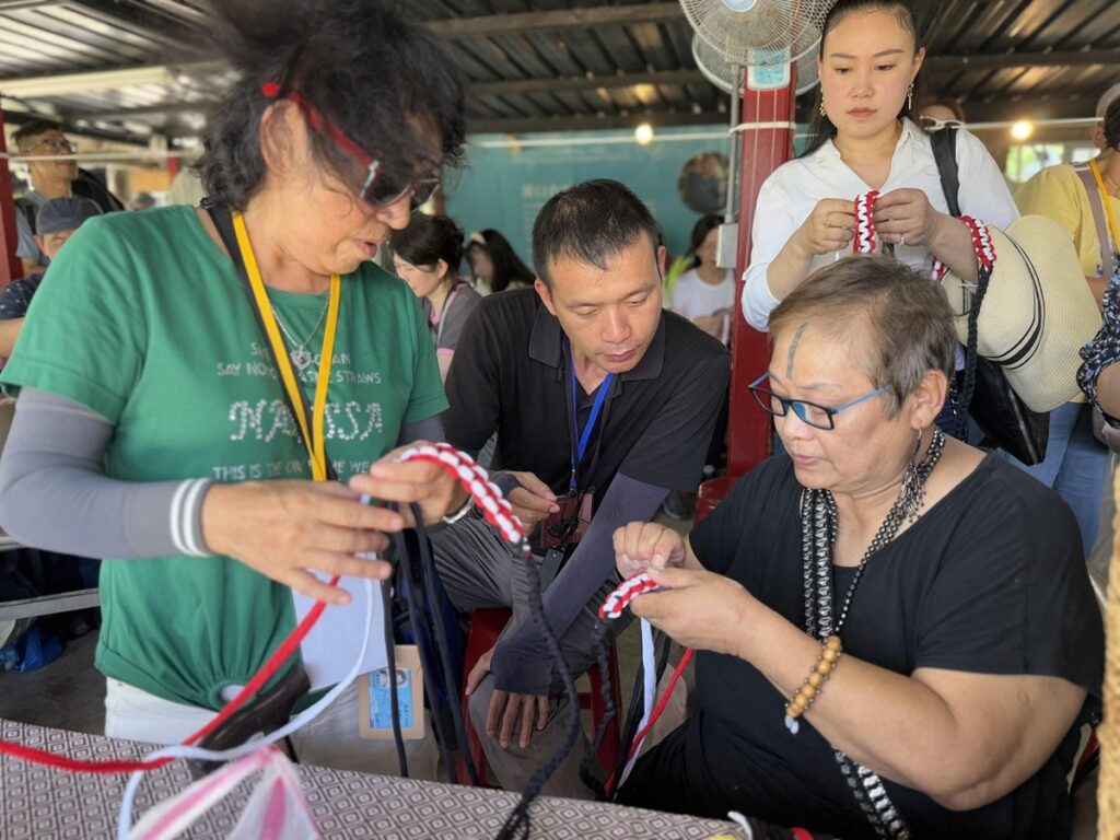 學員聆聽部落老師講解,親手編製以泰雅族傳統黑、白、紅三色為特色的頭飾,感受文化傳承與手作技藝之美。(圖/國父紀念館提供)