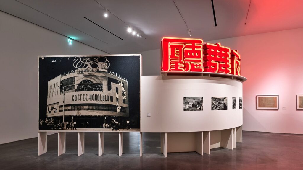 「南夜舞廳」專區與復刻招牌。圖片來源：臺中市立美術館。攝影：Studio_Millspace。
