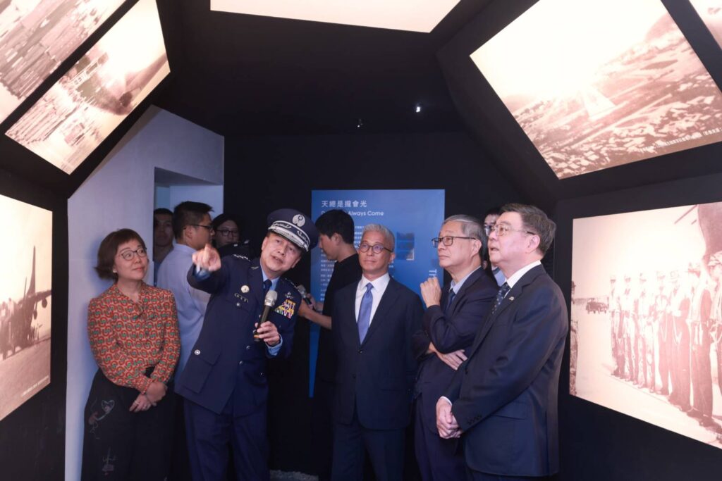 ▲空軍司令鄭榮豐上將（左二）為與會貴賓說明早期的空軍總部設施與裝置情形。（圖/文化部 提供）