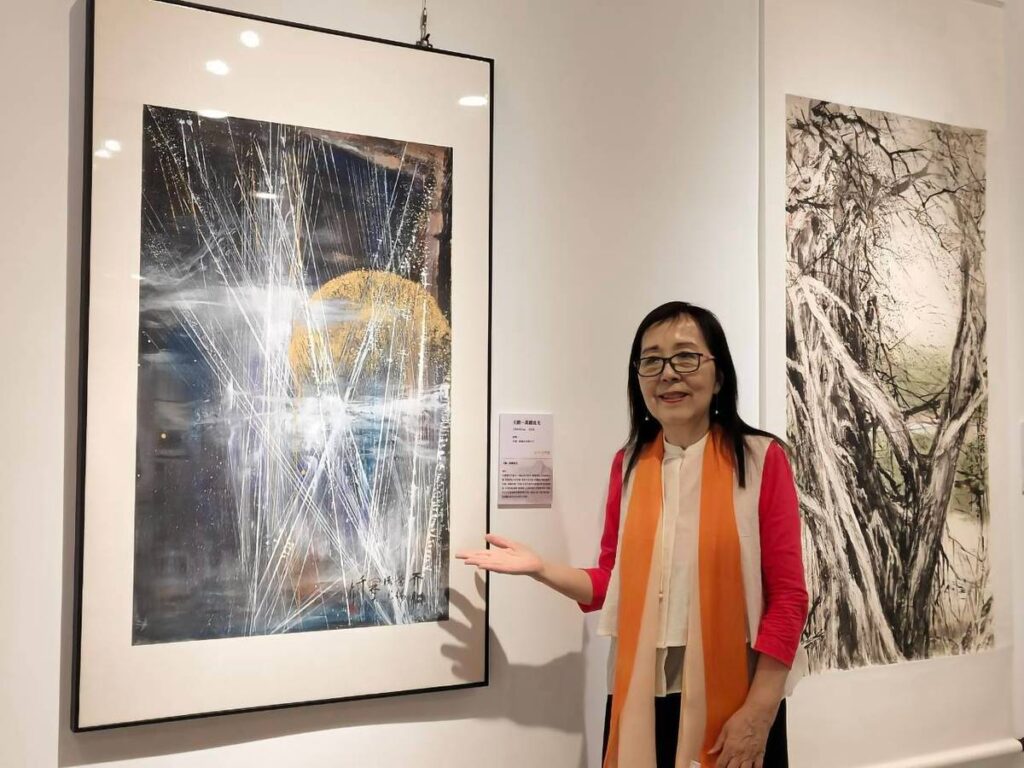 ▲在東西融合的藝術氛圍中,袁之靜老師說明了這次展出作品的創新與特色。(圖/彰化生活美學館 提供)