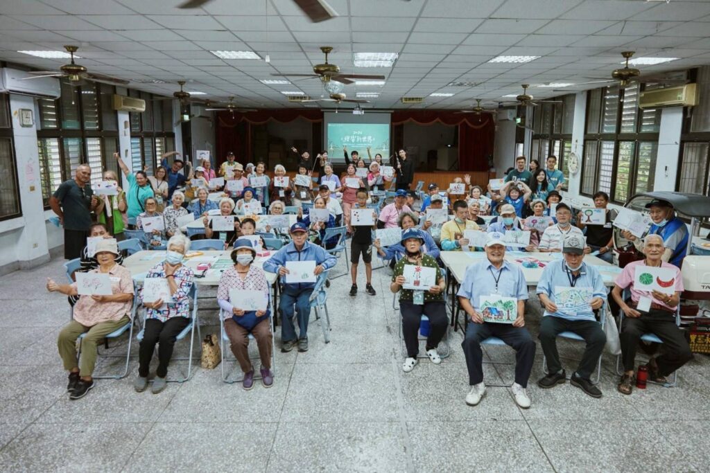 ▲出席活動的地方人士與在地長者,對活動的學習成果非常滿意,並開心合影留念。(圖/NSO 提供)