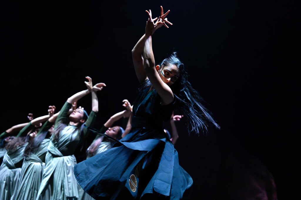 享譽國際的阿喀郎．汗舞團（Akram Khan Company）將帶來舞團告別舞台的收團最終章《祭憶：重生之夜》。衛武營國家藝術文化中心提供。