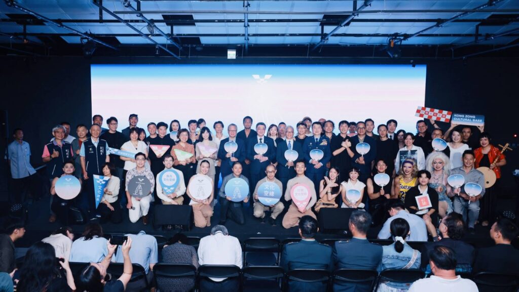 ▲出席晴空季開幕式活動的貴賓與演出單位代表合影留念。（記者 辛澎祥/攝）