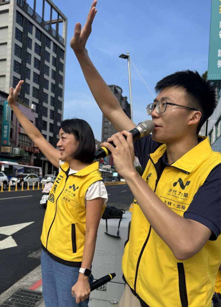 ▲時代力量王婉諭主席(左)和臺北市士林北投市議員參選人謝閔弘在傳統市場拜會請益並向市民請安問好。(圖/謝閔弘團隊 提供)