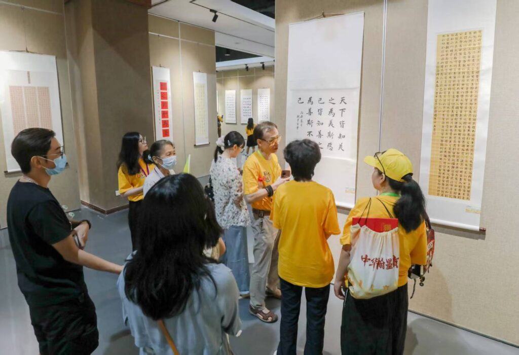 ▲出席活動開幕式的貴賓，觀賞得獎的展出作品，也聽取專業導覽人員的解說，呈現濃郁交流的盛況。（圖/主辦單位 提供）