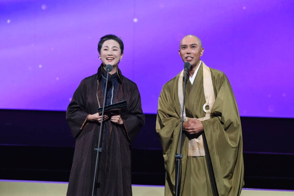 ▲日本唱經和尙藥師寺寬邦（右）來台出席傳藝金曲獎頒獎盛會，開場演出又擔任頒獎人，稱職表現令人印象深刻。（圖/文化部 提供）