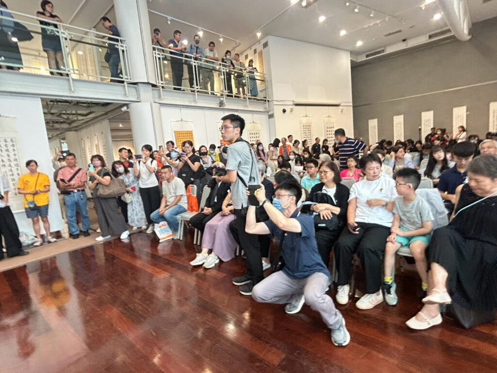 ▲出席活動的踴躍學生與家長,將淡江大學文錙藝術中心擠出熱鬧的景象,此展亦將展至8月31日止。(圖/中華書學會 提供)