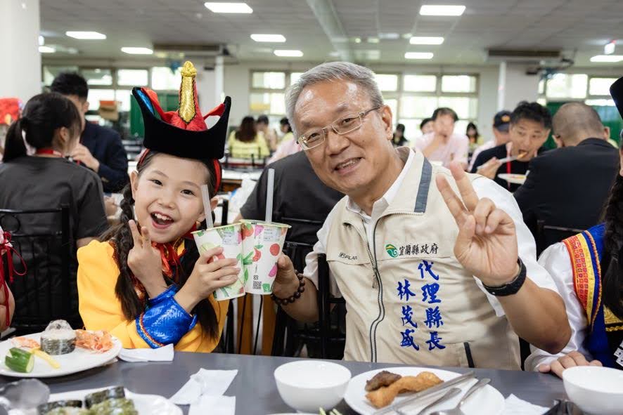▲宜蘭縣代理縣長林茂盛（右）與蒙古小朋友合影留念。（圖/宜蘭縣政府文化局 提供）