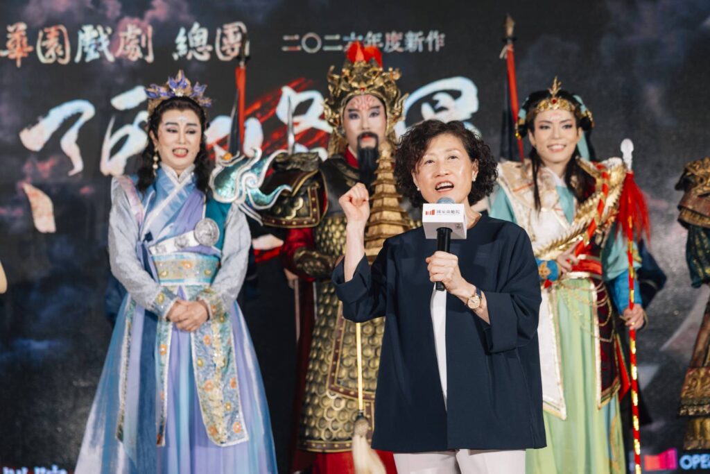 ▲兩廳院總監邱媛(中)與明華園主要演員在發佈會上合影留念。(圖/明華園 提供)