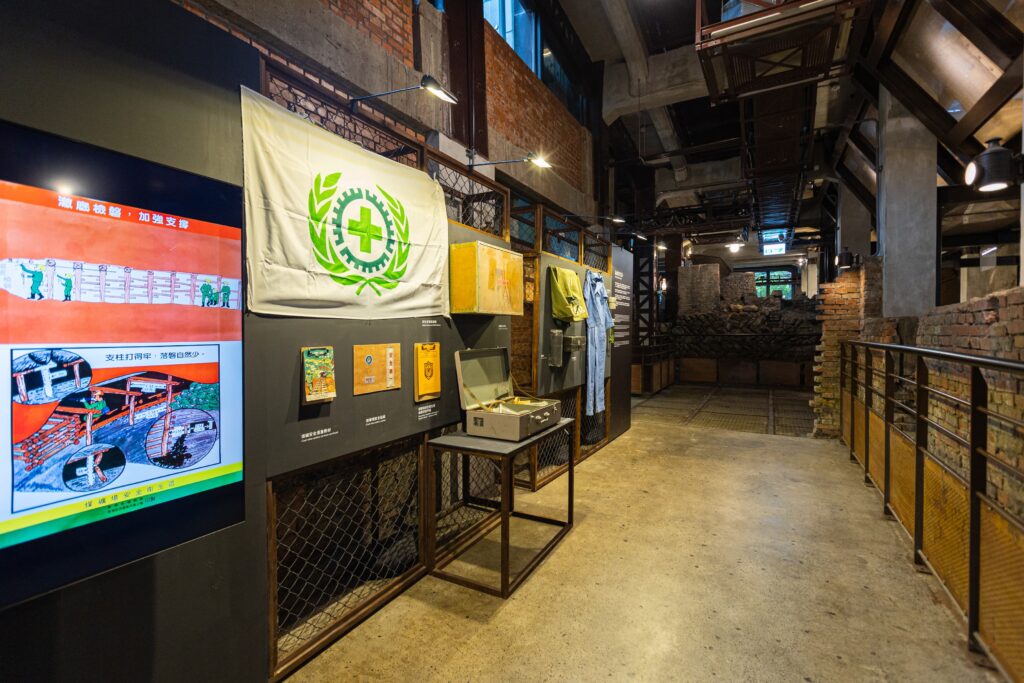 ▲大小朋友走進整煤廠,尋找藏身於展覽角落的隱藏線索,深度認識猴硐礦業文化。(圖/新北市觀旅局 提供)