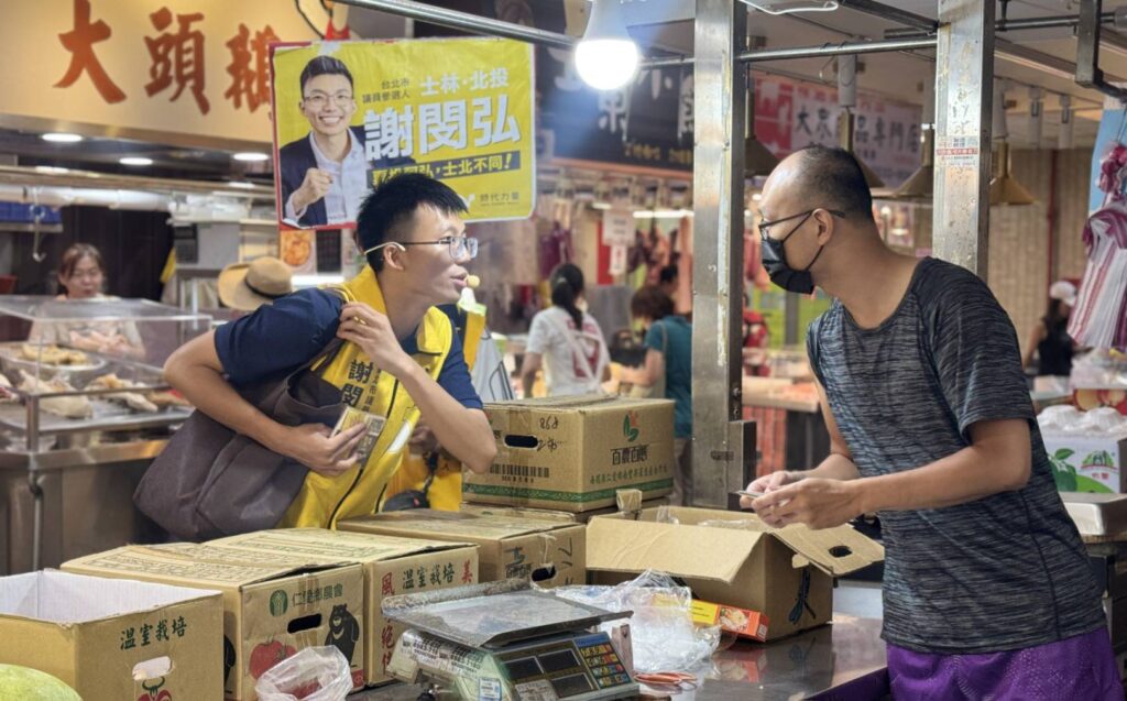 ▲謝閔弘(左)在傳統市場和店家業者暢談教育議題,相互分享建言想法。(圖/謝閔弘團隊 提供)