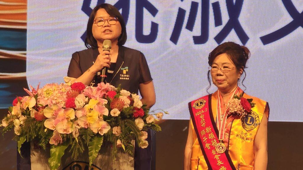 ▲臺北市政府社會局局長姚淑文（左）致詞時肯定曹蕥蘭創會長為社會公益活動的付出，經營事業有成的背後，是凝聚無限心力所匯聚的正能量而來，讓人推崇備至。（記者 辛澎祥/攝）