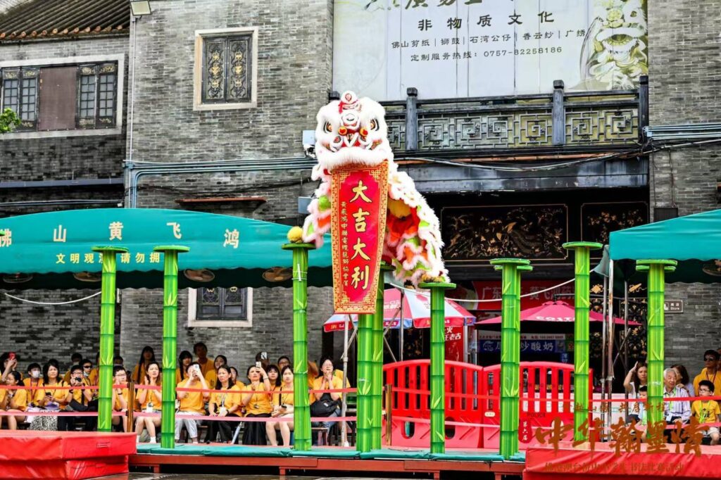 ▲活動開幕式上，知名的佛山黃飛鴻舞獅團的精湛演出，讓與會學子大開眼界。（圖/主辦單位 提供）
