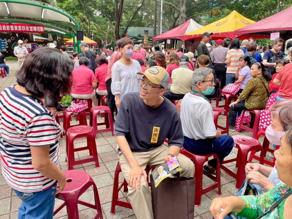 ▲謝閔弘在各個活動場子與在地民眾維持親切與真誠互動,細心傾聽里民的心聲。(圖/謝閔弘團隊 提供)
