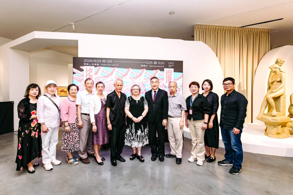 王水河家屬與策展人許遠達(右1)、中美館館長賴依欣(右2)、文化局長陳佳君合影(右3)、副市長黃國榮(右5)。圖片來源：臺中市立美術館。攝影：李建霖。