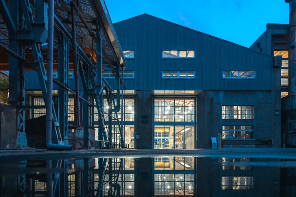 夜幕下的柴電工場建築，呈現工業遺跡的沉靜景致，與白天的樣貌截然不同。(圖/國家鐵道博物館提供)