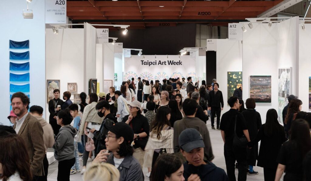 ▲展覽活動期間總是吸引大批的觀展人潮。(圖/畫廊協會 提供)