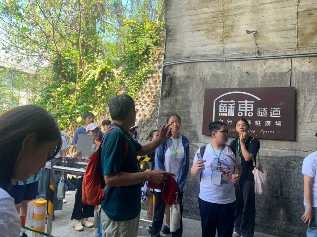 ▲劉克襄帶領學員走訪宜蘭舊鐵路並說明文資保護的重要性。(圖/宜蘭文化局 提供)