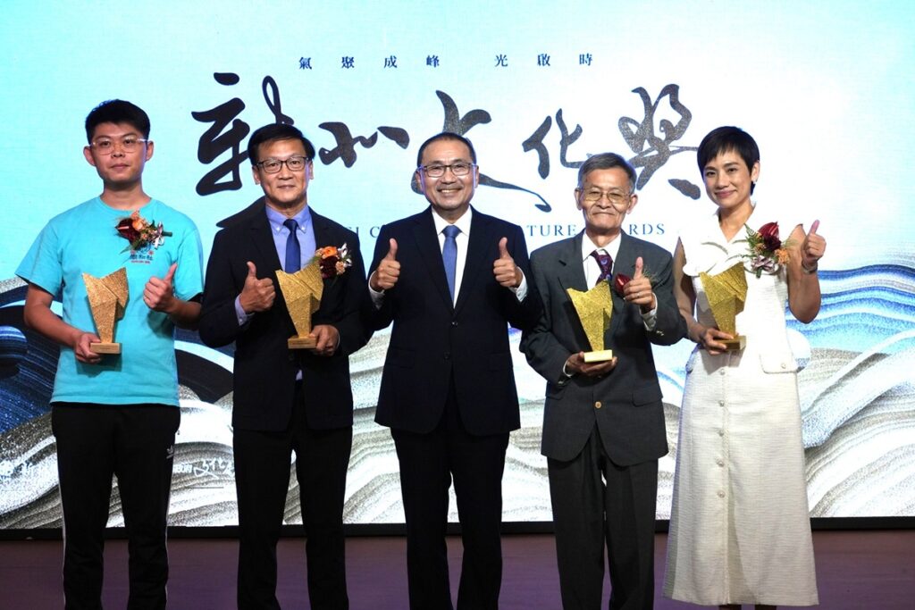 「第9屆新北文化獎」頒獎典禮，侯友宜市長（中）與獲獎者合影。板橋潮和社執行總監葉冠廷(左一)、新平溪煤礦博物園區館長龔俊逸(左二)、林保堯教授(右二)、朱銘文教基金會執行長吳素美(右一)。(圖/文化局提供)