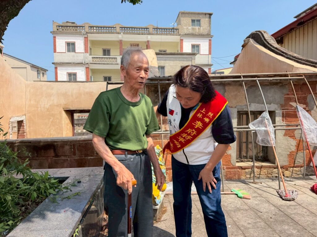 ▲將參選金門縣長的金門籍立委陳玉珍(右)對地方長者的照顧措施,所提出的政見也備受好評。(圖/立委陳玉珍國會辦公室 提供)