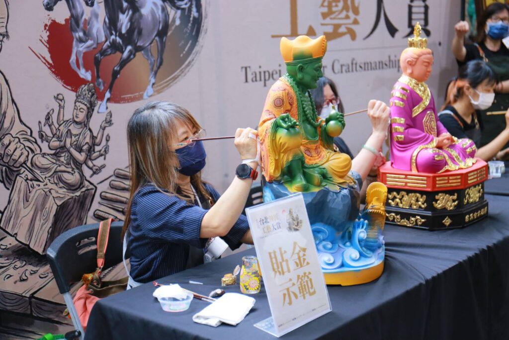 ▲工藝師在現場示範製作程序，成為矚目焦點。（圖/臺北市商業處 提供）