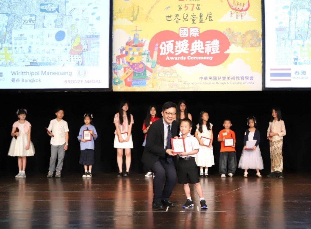 ▲張廖萬堅次長鼓勵得獎人能繼續在創作的路上勇於邁進。(圖/教育部 提供)