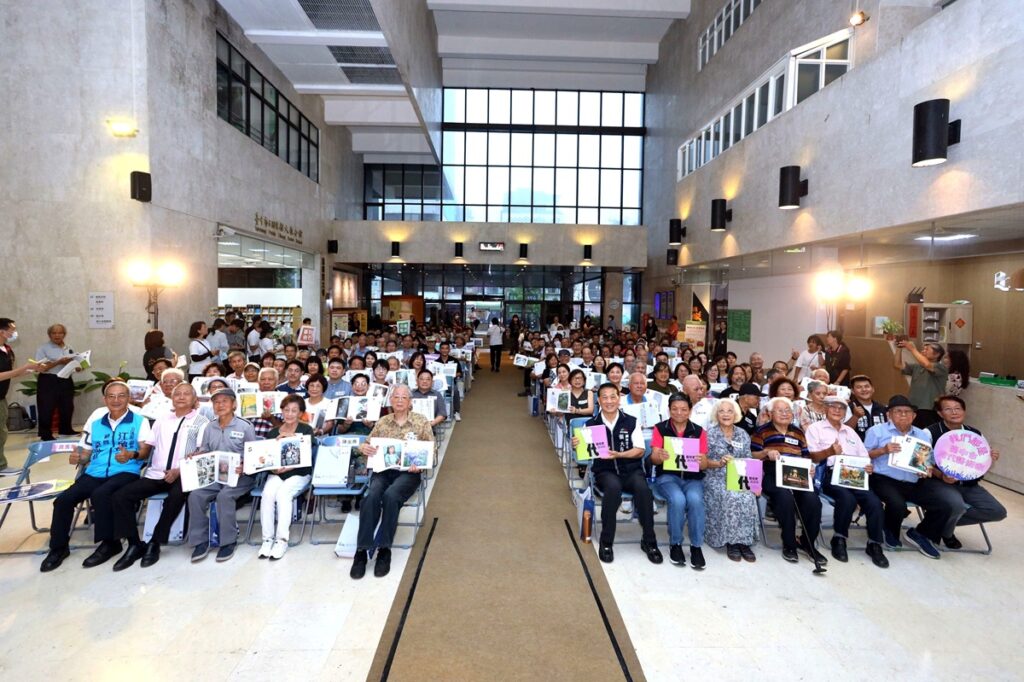 臺中市當代藝術家邀請展開幕式大合照。(圖/文化局提供)