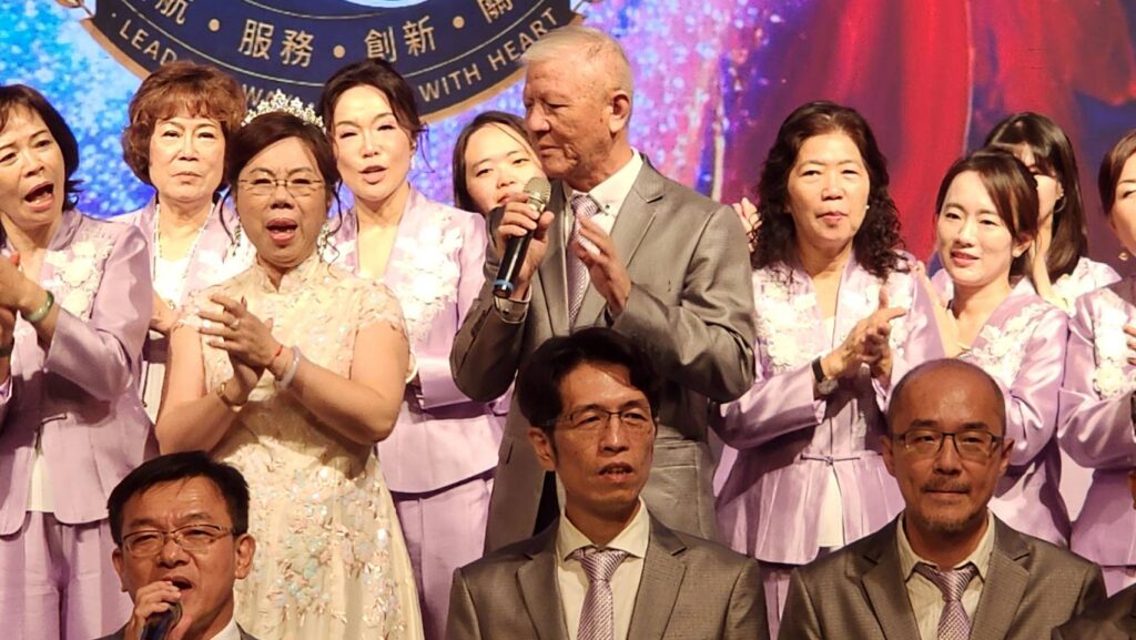 ▲曹蕥蘭創會長（左三）與全體新會員及理監事暨會職員合唱「快樂出航」歌曲，場面熱烈，歡聲雷動。（記者 辛澎祥/攝）