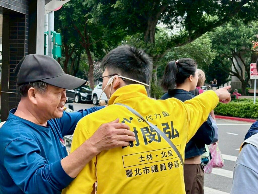 ▲謝閔弘在任何場合都與民眾親切交流,爭取為在地服務與未來解決里鄰需求的機會,備受肯定。(圖/謝閔弘團隊 提供)