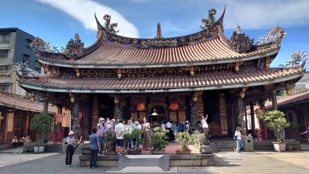 ▲民眾對導覽路線顯得十分有興趣,為活動增添更多話題。(圖/臺北市文獻館 提供)