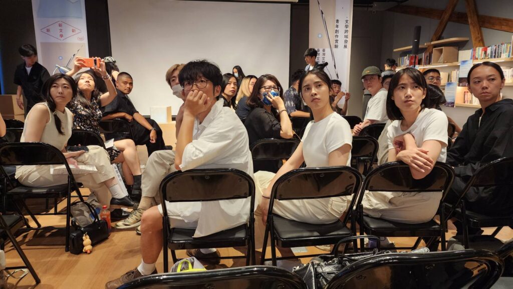 ▲出席活動的文學界人士對展演作品專注的欣賞情形。(記者 辛澎祥/攝)