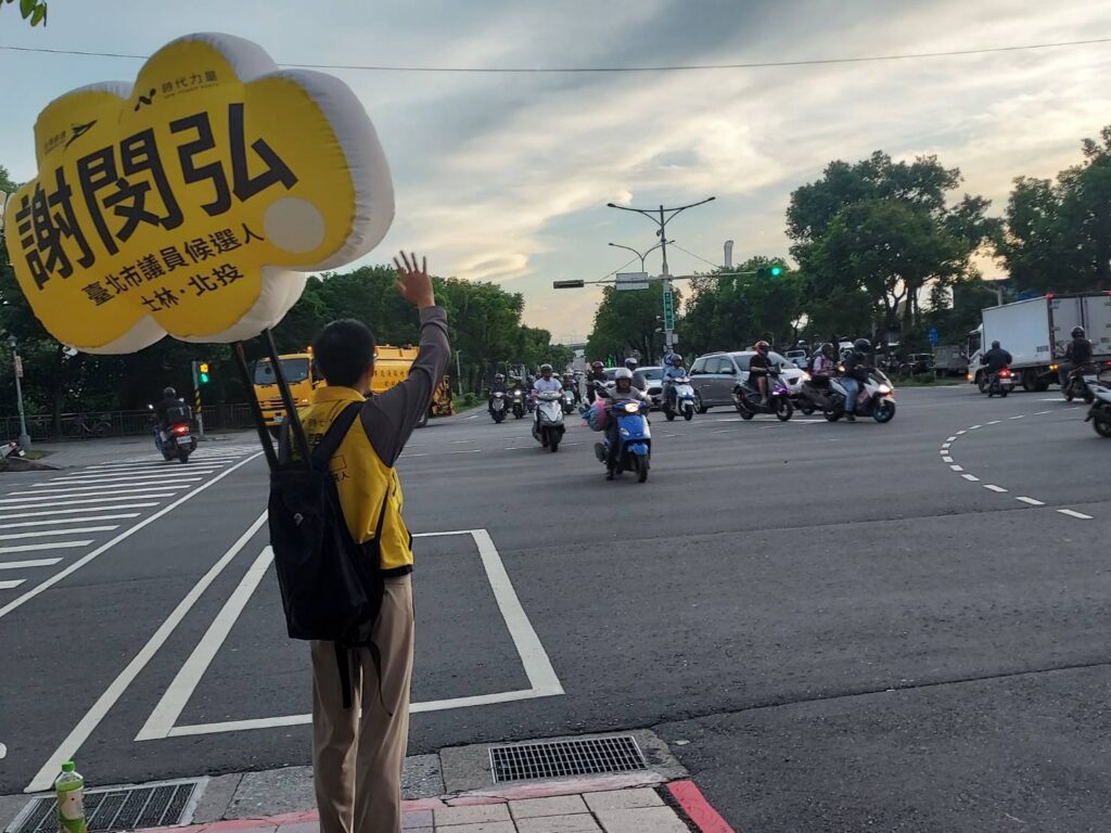 ▲黎明即起,謝閔弘站在街頭向早起出門上班上學的民眾請安問好。(圖/謝閔弘團隊 提供)
