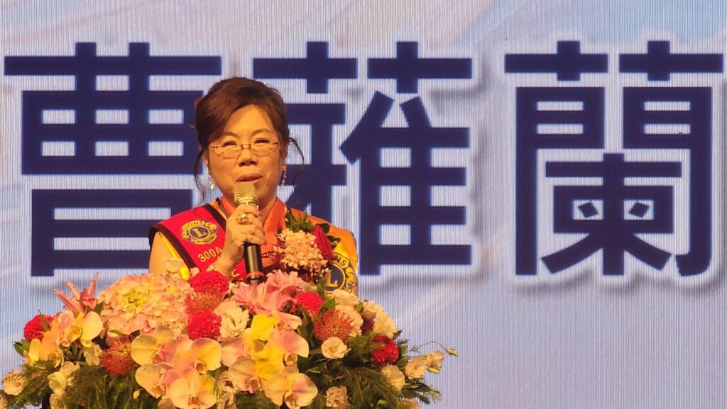 ▲創會長曹蕥蘭致詞時說明成立新領航獅子會的心路歷程，言談中兼具感性與理性，真情告白令人感動。（記者 辛澎祥/攝）