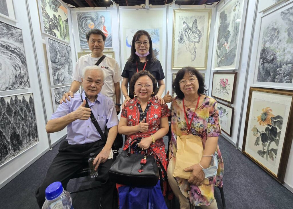 ▲多位知名書畫家們也都到展場向參展藝術家道賀,分享創作與展覽心得。(記者 詹佳綺/攝)