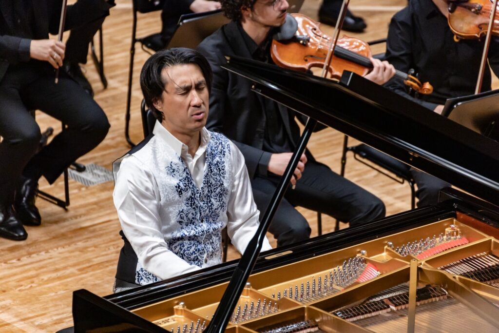 鋼琴家朱鉉基（Hyung-ki Joo）與NSYO於日本ACROS福岡音樂廳演出。（圖/NSO提供）