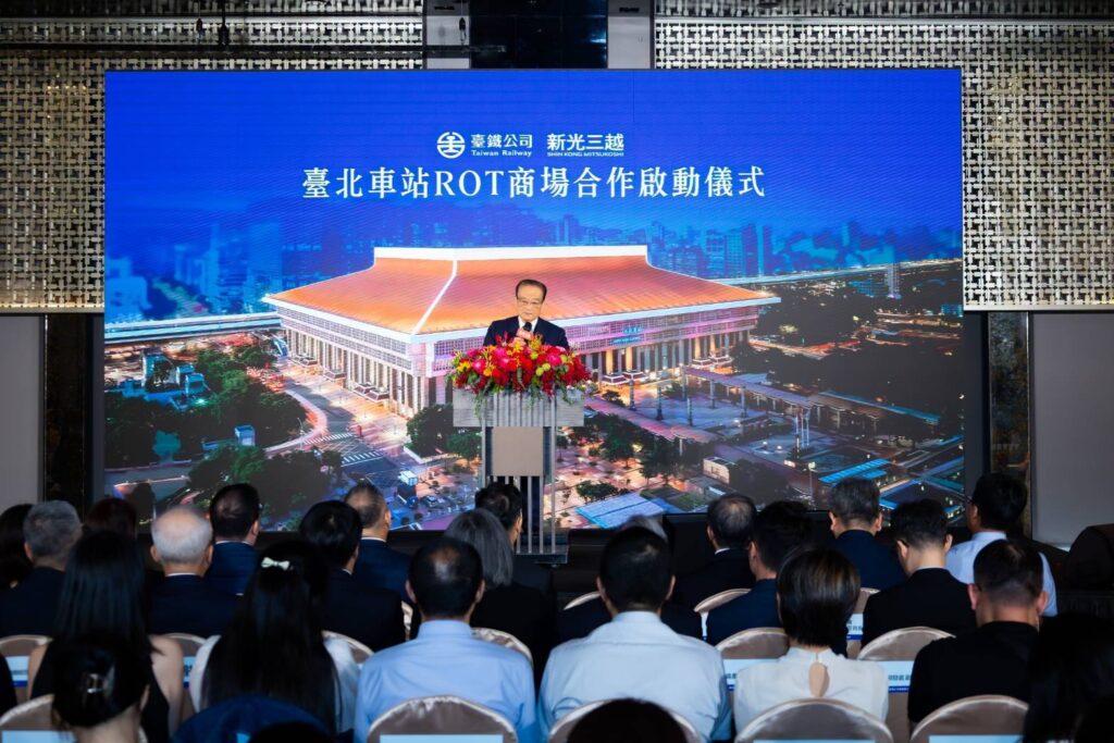 ▲臺鐡公司董事長鄭光遠致詞時表達對臺鐡與新光三越集團合作的期盼與祝福之意。(圖/臺鐡公司 提供)