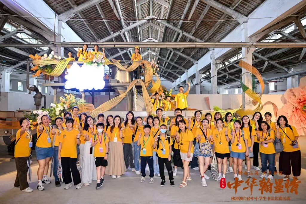 ▲參加2026兩岸四地中華翰墨情書法比賽活動的年青學子們，共聚一堂，切搓書藝。（圖/主辦單位 提供）