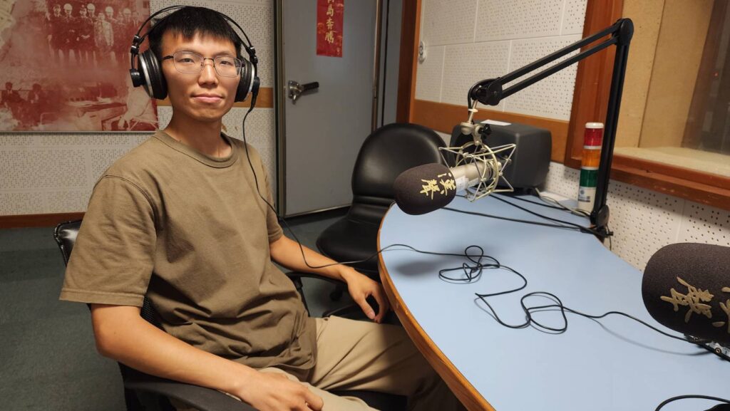 ▲謝閔弘上電台節目暢談他30歲的人生三階段,歷經18歲和25歲的瘋況歷練,讓服務人群的正能量油然而起。(記者 辛澎祥/攝)