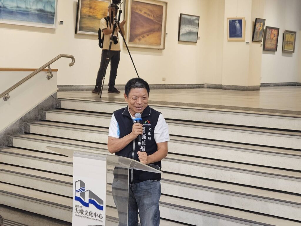 ▲臺中市政府文化局副局長施純福致詞表達對膠彩畫家簡錦清藝術創作的推崇。(圖/臺中市文化局 提供)