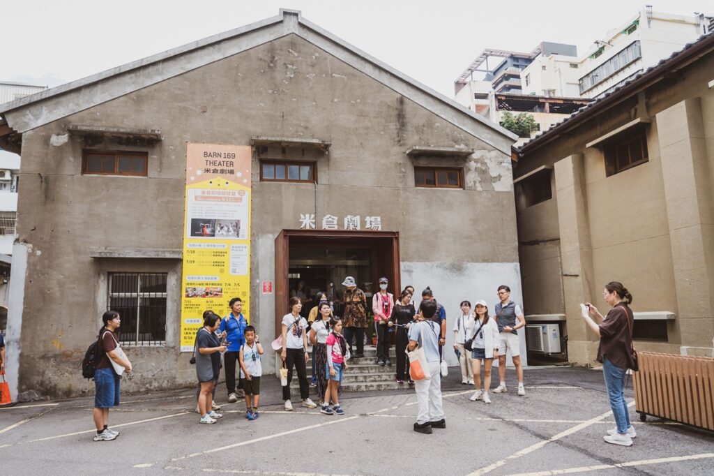 《舊城散步趣II- 桃園區》走讀至米倉劇場 認識地方藝術文化場域。(圖/桃園市文化局提供)