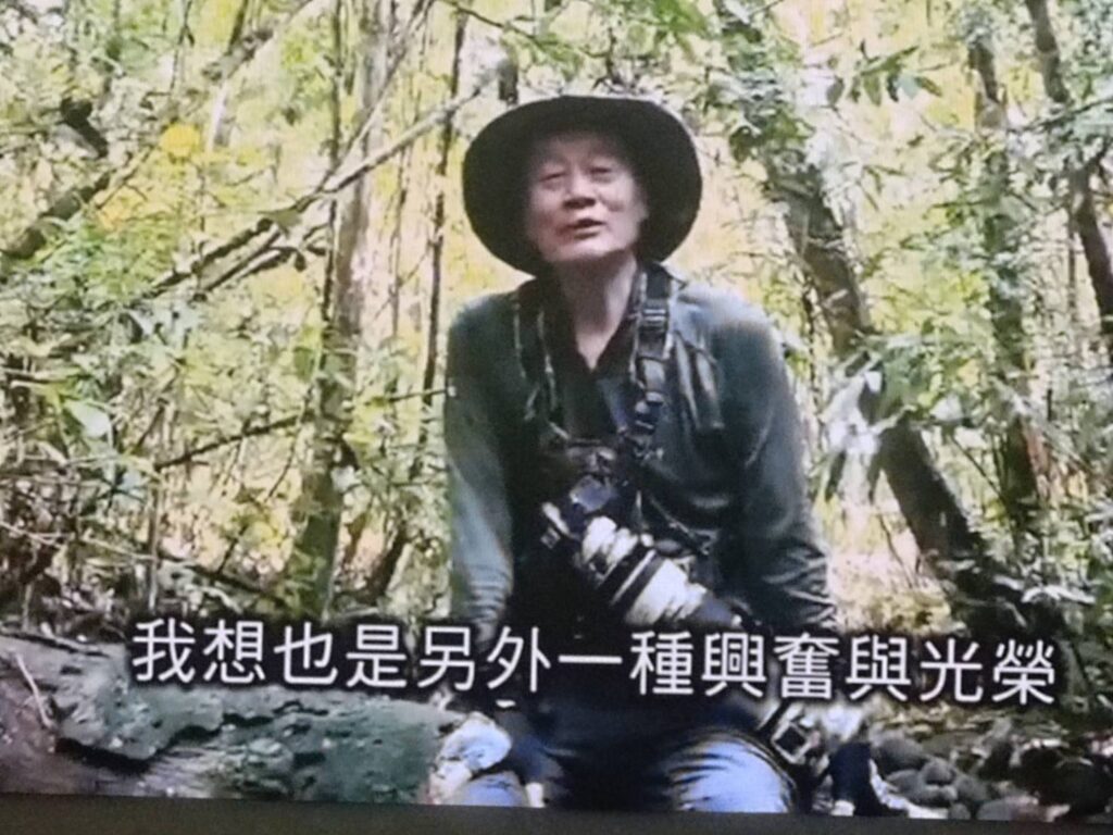 ▲人在國外做生態保育工作的徐仁修，透過影片表達對獲獎的感謝。（記者 辛澎祥/攝）