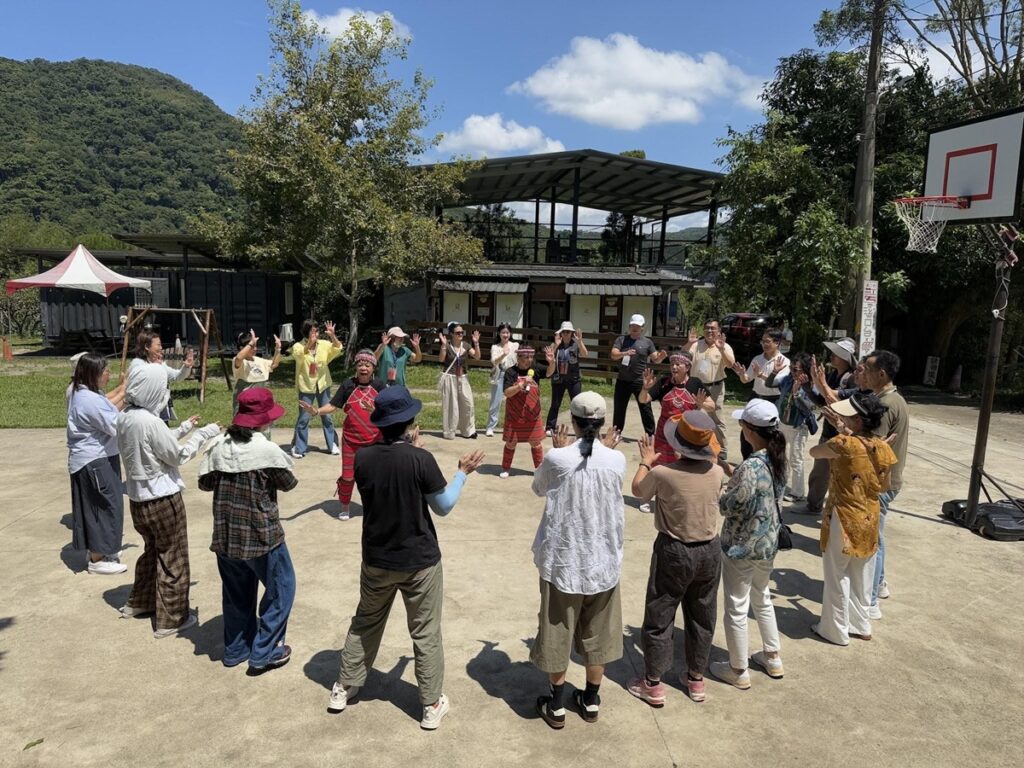 部落婦女以精彩活潑的「汲水器之舞」,展現泰雅族傳統生活特色,並與參與學員歡樂互動,感受部落文化的生命力。(圖/國父紀念館提供)
