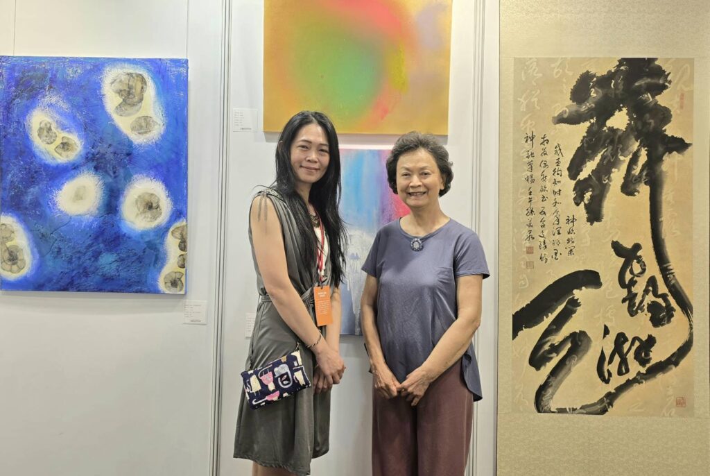 ▲書法家孫美茹(右)的創新書藝與李美臻的複合媒材暨壓克力創作之充滿無限想像的作品,在相互激盪與互補下,展現藝術的新面貌。(記者 詹佳綺/攝)