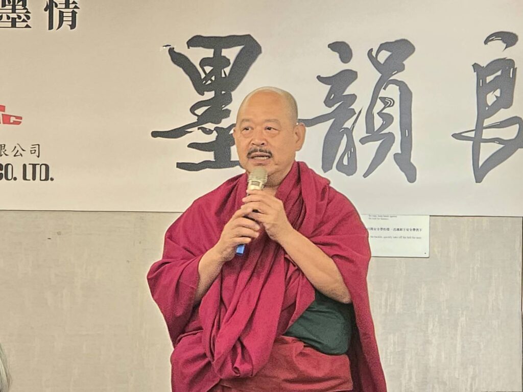 ▲嘎檔巴慧吉祥大活佛特別與會向在座的貴賓與書畫界領導人祝禱祈福,祝願大家身體健康,諸事順遂。(記者 辛澎祥/攝)
