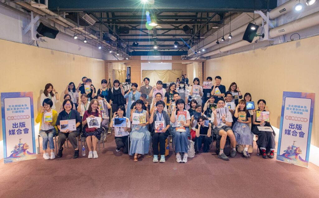 ▲出席文學創作活動的文學界人士與作家合影留念。(圖/文化部 提供)