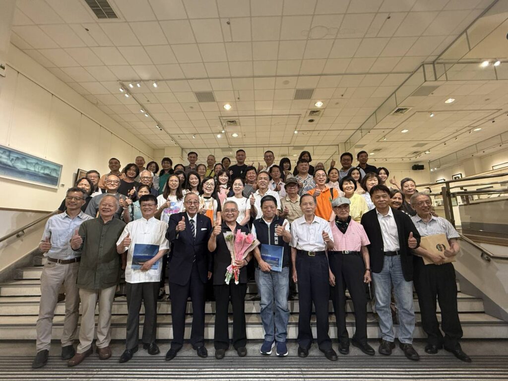 ▲出席簡錦清個展開幕式的貴賓合影留念。(圖/臺中市文化局 提供)