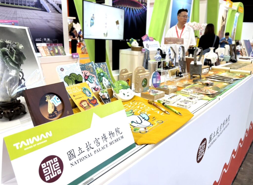 故宮人氣吉祥物小翠化身文創商品，吸引旅展民眾目光。(圖/故宮提供)