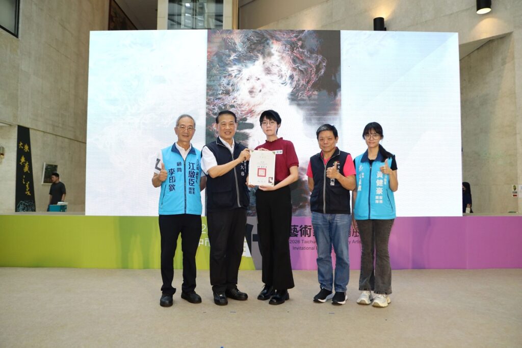 墨彩類藝術家黃昱禎(中)是第28屆中市當代藝術家邀請展最年輕的得獎者,左二為張大春副秘書長。(圖/文化局提供)
