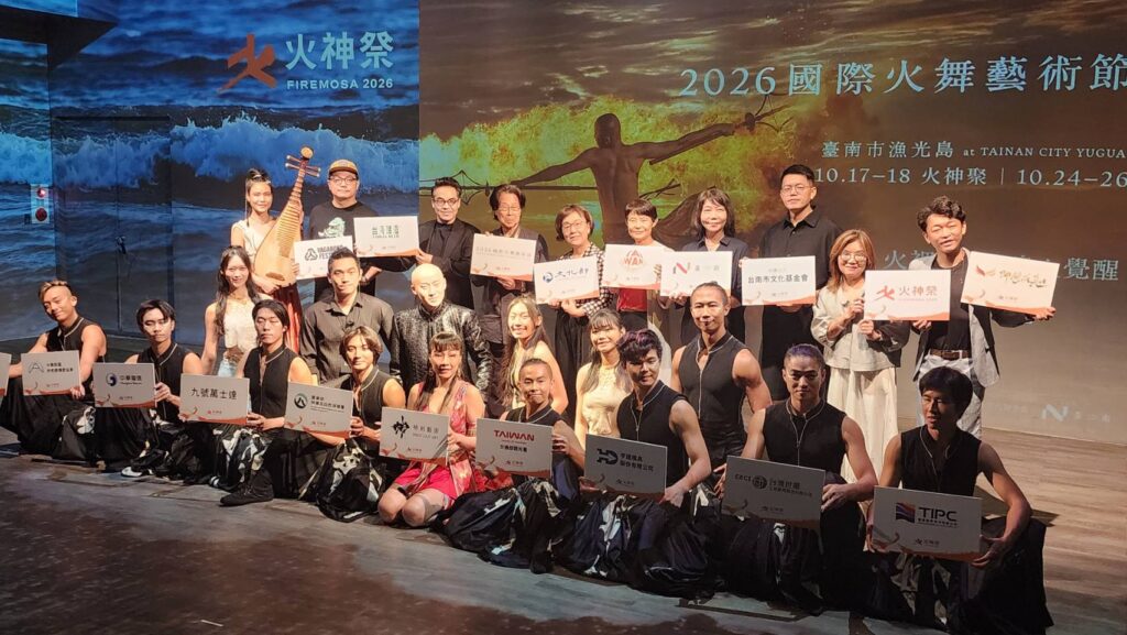 ▲與會貴賓及舞者在發佈會上合影留念。(記者 辛澎祥/攝)