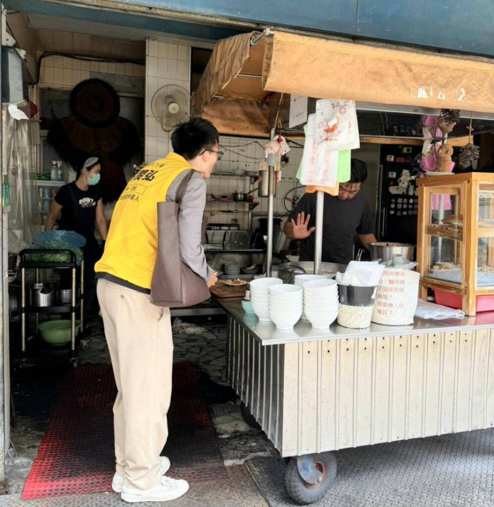 ▲拜訪市場攤商閒話家常,謝閔弘喜歡傾聽,並將基層市民心聲挹注到他的服務行動網絡綱領之中。(圖/謝閔弘團隊 提供)